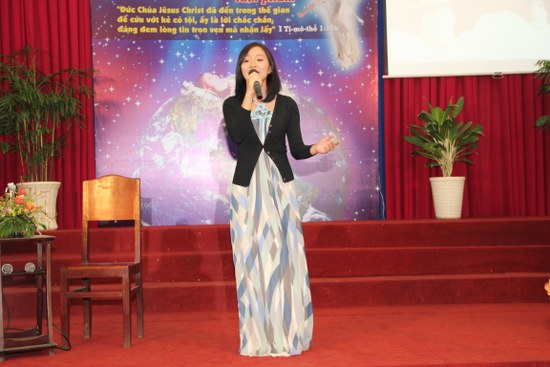Naomi tôn vinh Chúa với bài hát "Tình Yêu Vô Biên"